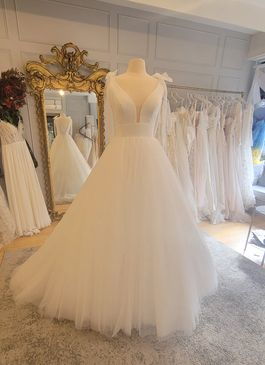 Missing image for Wedding dress Olive size 8 in stock